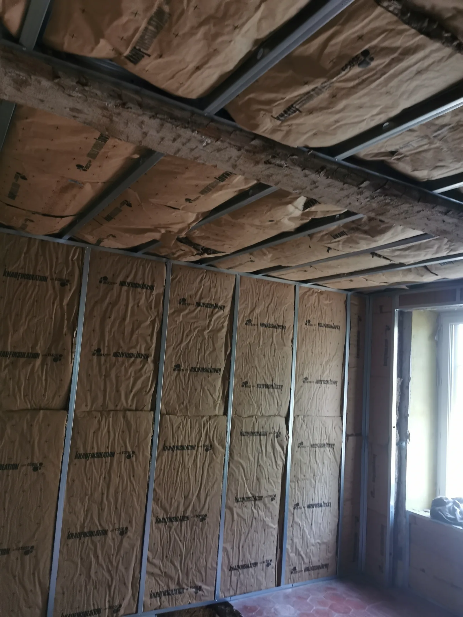 Faux plafond avec retombée décorative